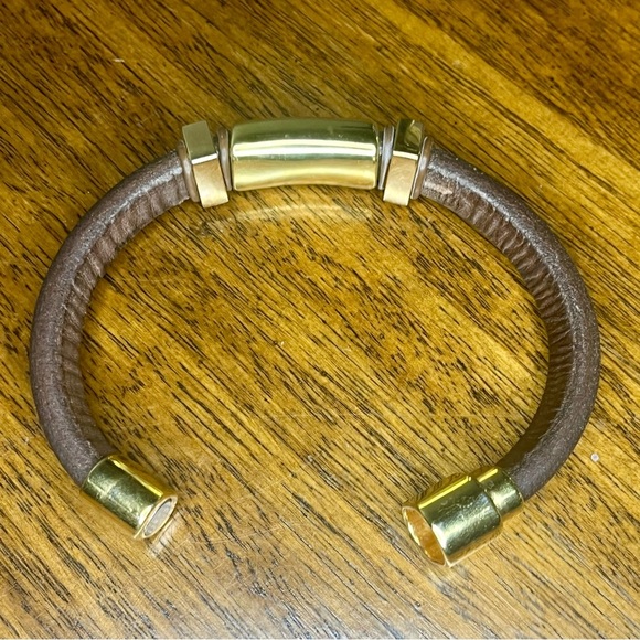 Vintage brown Leather and gold tone unisex bracelet with a magnetic closure. - Picture 5 of 7